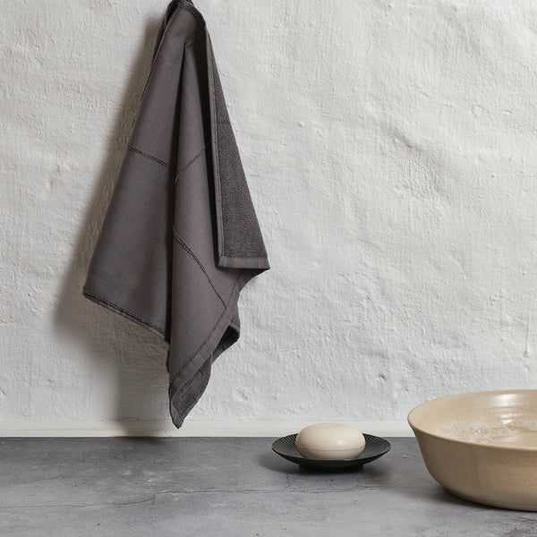 Handklæði - Calm Hand Towel Dökkgrátt